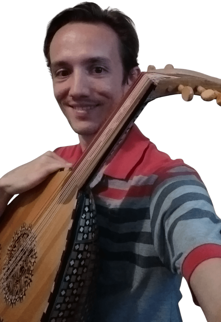 Marcio Henrique Stefanuto Tocando Alaúde